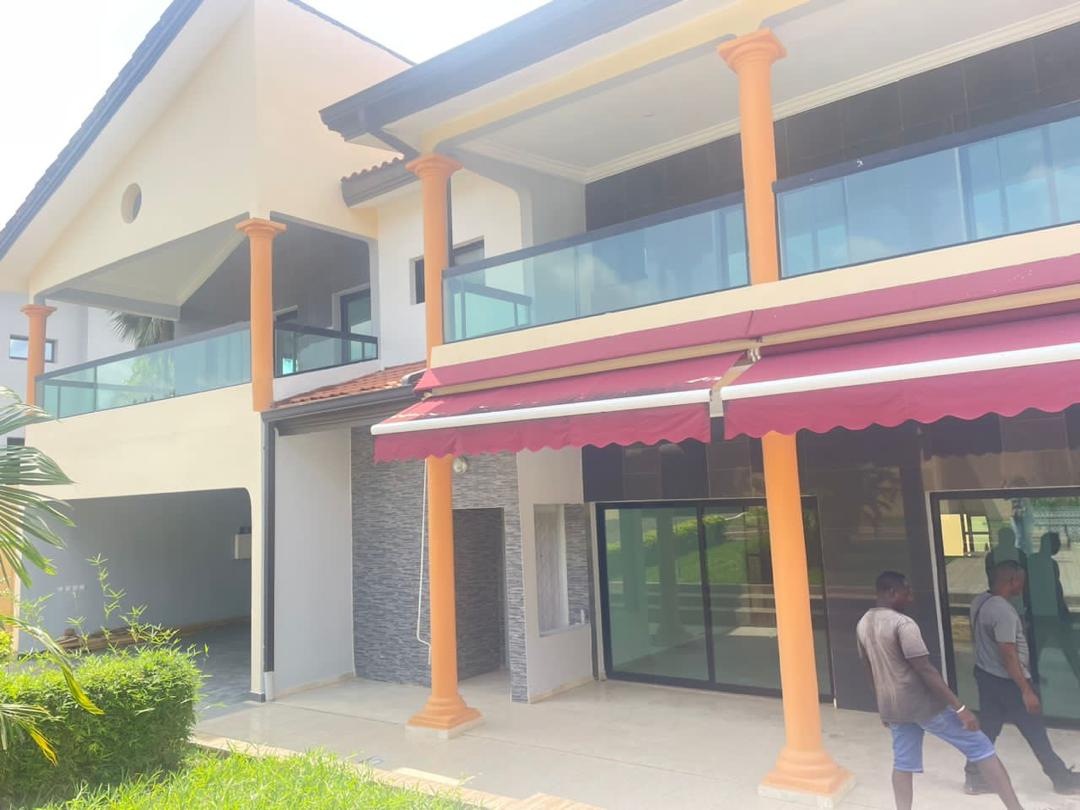 Abidjan Riviera golf beverly hillis en vente une duplex de 8 pièces avec piscine